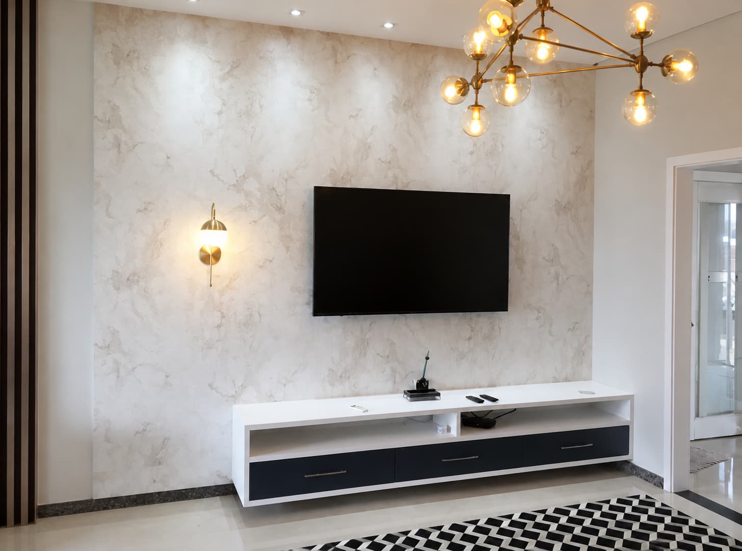 Sala com painel de televisão e rack planejado branco com gavetas escuras